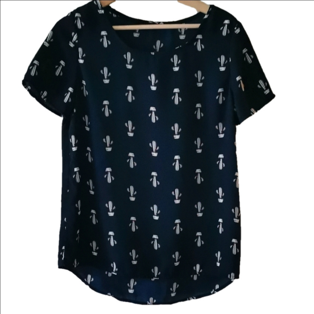 Max & Marcus cactus short sleeve blouse. Size Medium. EUC
